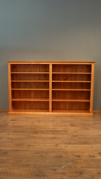 Elegantes Kirschholz Bücherregal mit verstellbaren Böden Elegantes Kirschholz Bücherregal mit verstellbaren Böden