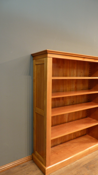 Elegantes Kirschholz Bücherregal mit verstellbaren Böden Elegantes Kirschholz Bücherregal mit verstellbaren Böden