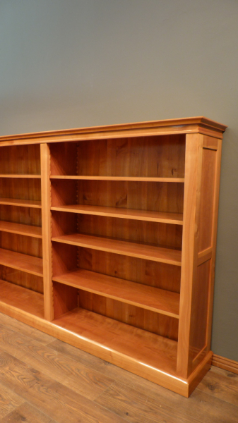 Elegantes Kirschholz Bücherregal mit verstellbaren Böden Elegantes Kirschholz Bücherregal mit verstellbaren Böden