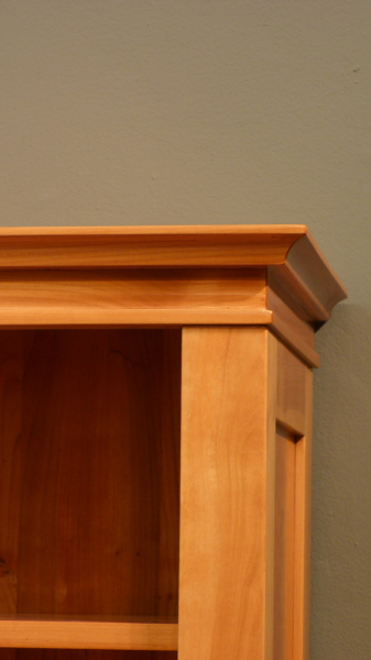 Elegantes Kirschholz Bücherregal mit verstellbaren Böden Elegantes Kirschholz Bücherregal mit verstellbaren Böden