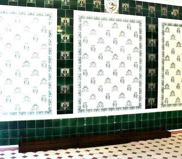 Der Regalsockel wird vor die Wand gestellt.