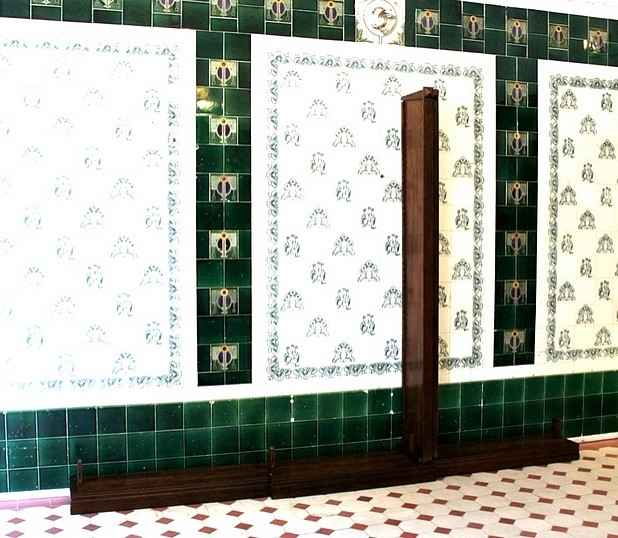 Eine Zwischenwand des Regals ist gesteckt.