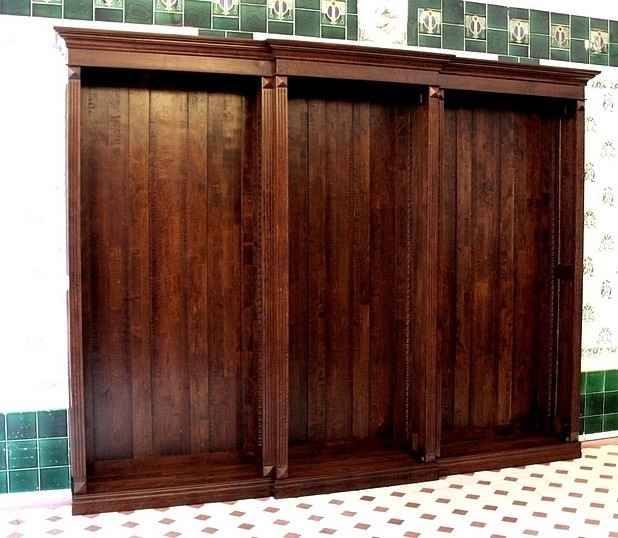 Die Rückwand wird eingesetzt.