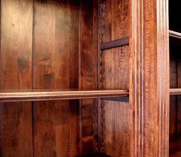 Holzstab in die Zahnleisten gesteckt.