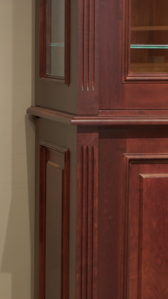 Massivholz Aufsatzvitrine im klassischen Stil