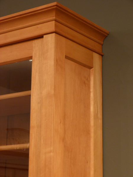 Massivholz Bücherschrank mit geschlossenem Unterbau