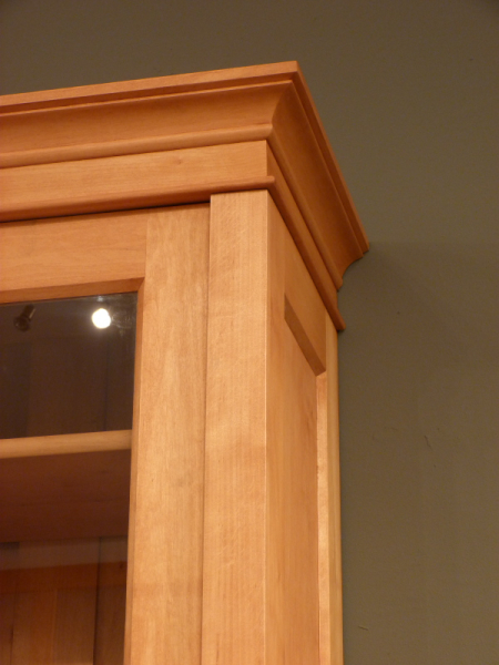 Massivholz Bücherschrank mit geschlossenem Unterbau