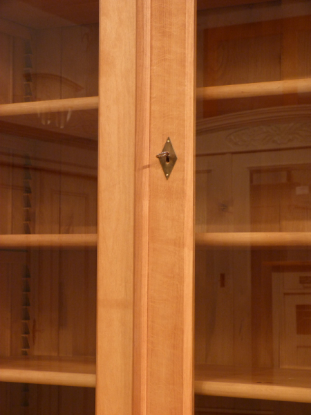 Massivholz Bücherschrank mit geschlossenem Unterbau