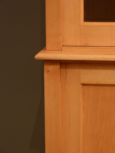 Massivholz Bücherschrank mit geschlossenem Unterbau