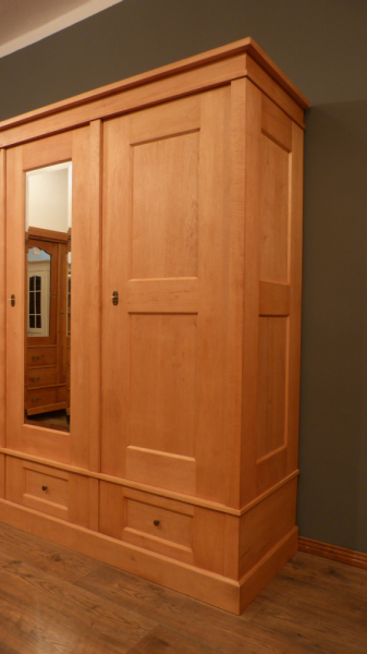 dreitueriger-kleiderschrank-erle-bauhausstil_14.jpg