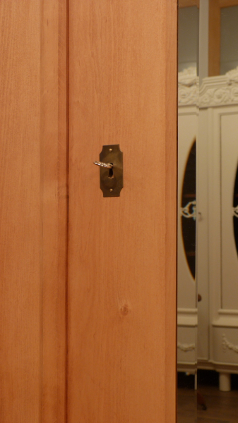 Schlichter Bauhaus Kleiderschrank, massiv Erle