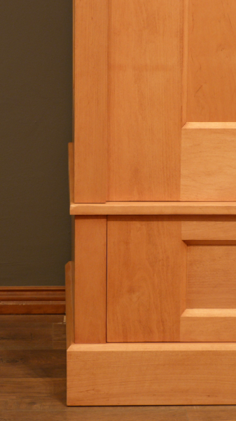 Schlichter Bauhaus Kleiderschrank, massiv Erle