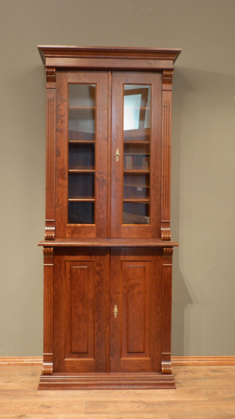 Bücherschrank im Gründerzeitstil mit geschlossenem Unterbau