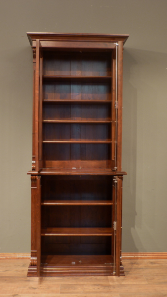 Bücherschrank im Gründerzeitstil mit geschlossenem Unterbau