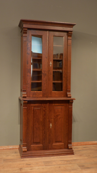 Bücherschrank im Gründerzeitstil mit geschlossenem Unterbau