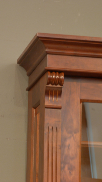 Bücherschrank im Gründerzeitstil mit geschlossenem Unterbau