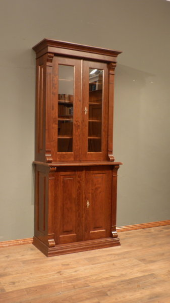 Bücherschrank im Gründerzeitstil mit geschlossenem Unterbau