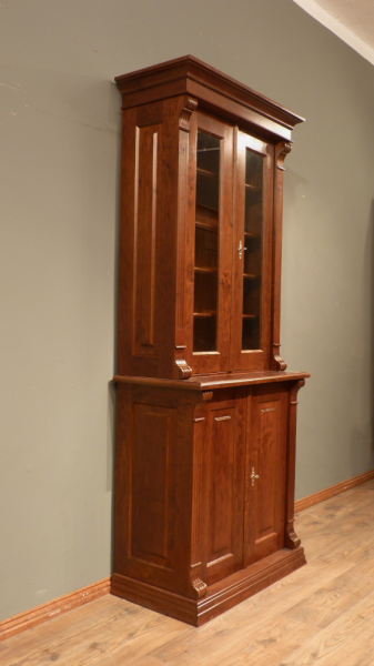 Bücherschrank im Gründerzeitstil mit geschlossenem Unterbau