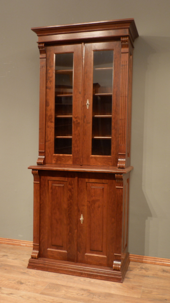 Bücherschrank im Gründerzeitstil mit geschlossenem Unterbau