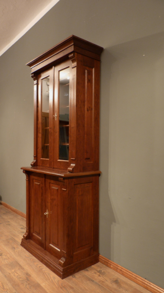 Bücherschrank im Gründerzeitstil mit geschlossenem Unterbau