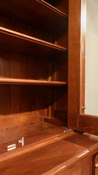 Bücherschrank im Gründerzeitstil mit geschlossenem Unterbau