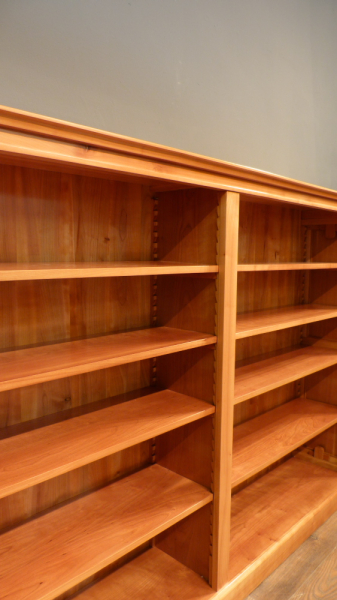 Elegantes Kirschholz Bücherregal mit verstellbaren Böden