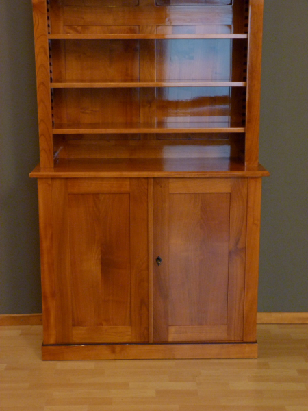 Bücherregale nach Maß, Kirschholz Bücherregal mit geschlossenem