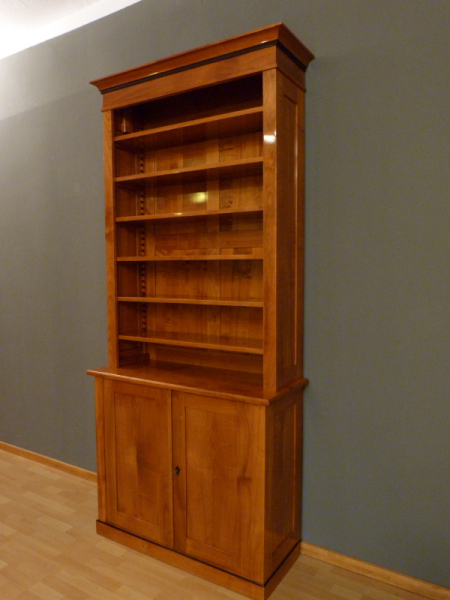 Bücherregale nach Maß, Kirschholz Bücherregal mit geschlossenem
