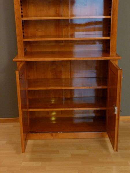 Bücherregale nach Maß, Kirschholz Bücherregal mit geschlossenem
