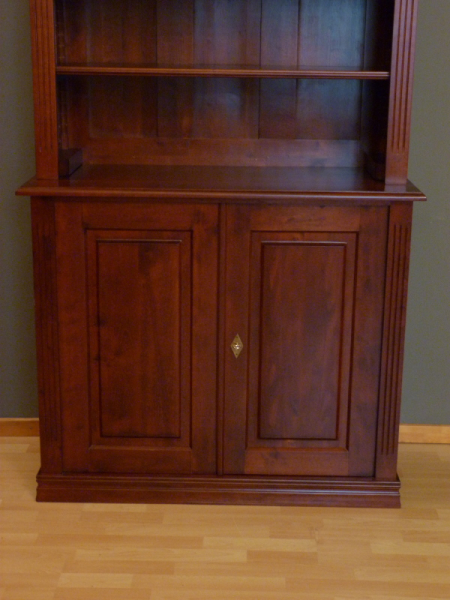 Bücherregal Massivholz, klassisches Bücherregal mit Unterbau