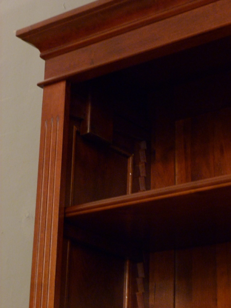 Bücherregal Massivholz, klassisches Bücherregal mit Unterbau