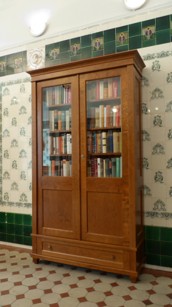 Massivholz Bücherschrank, Erle Kirsche gebeizt