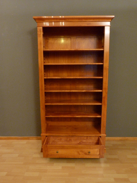 Bücherregale nach Maß, elegantes Kirschholzregal mit Schublade