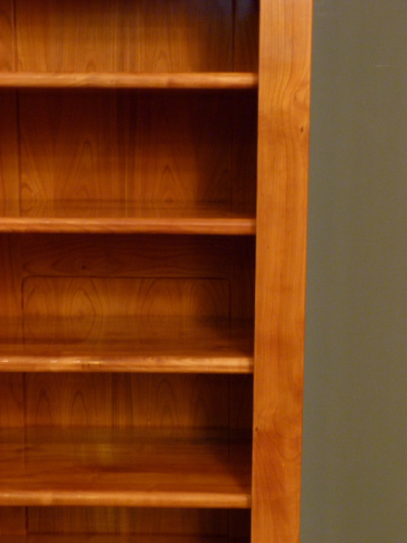 Bücherregale nach Maß, elegantes Kirschholzregal mit Schublade