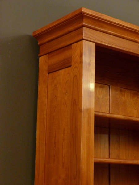 Bücherregale nach Maß, elegantes Kirschholzregal mit Schublade