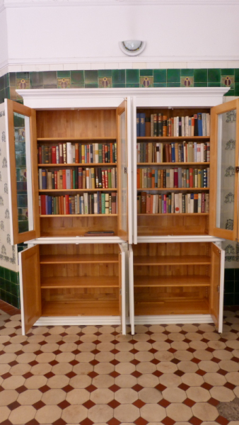 Massivholz Bücherschränke nach Maß, achttüriger Bücherschrank, massiv Erle, weiss lasiert