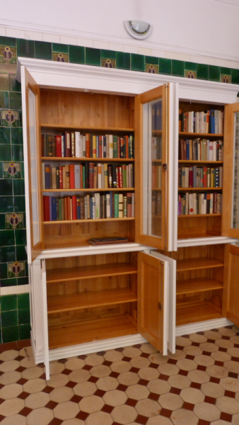 Massivholz Bücherschränke nach Maß, achttüriger Bücherschrank, massiv Erle, weiss lasiert