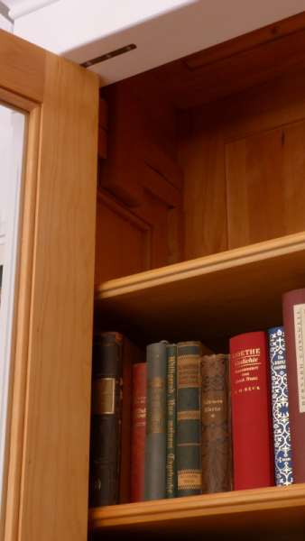 Massivholz Bücherschränke nach Maß, achttüriger Bücherschrank, massiv Erle, weiss lasiert