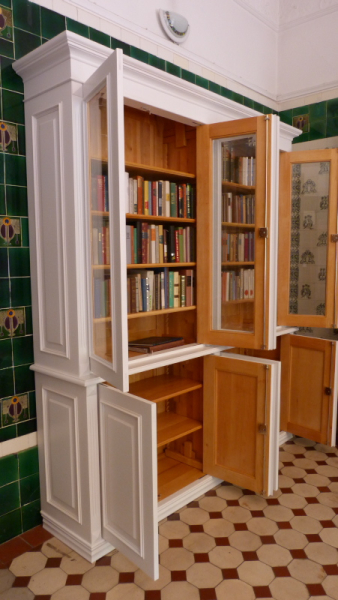 Massivholz Bücherschränke nach Maß, achttüriger Bücherschrank, massiv Erle, weiss lasiert