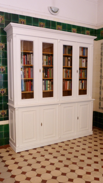 Massivholz Bücherschränke nach Maß, achttüriger Bücherschrank, massiv Erle, weiss lasiert