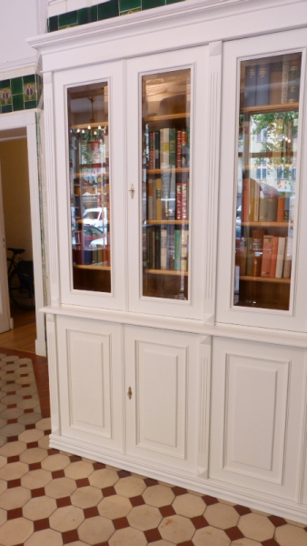 Massivholz Bücherschränke nach Maß, achttüriger Bücherschrank, massiv Erle, weiss lasiert