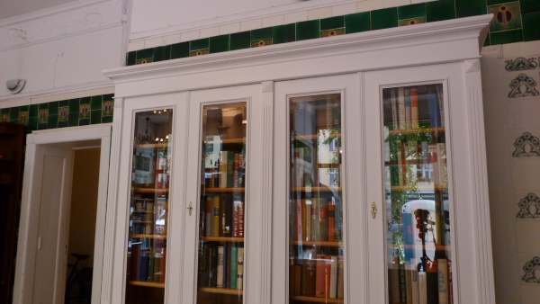 Massivholz Bücherschränke nach Maß, achttüriger Bücherschrank, massiv Erle, weiss lasiert