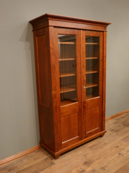 Massivholz Bücherschränke nach Maß, zweitüriger Bücherschrank, massiv Erle, Nussbaum gebeizt