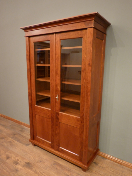 Massivholz Bücherschränke nach Maß, zweitüriger Bücherschrank, massiv Erle, Nussbaum gebeizt