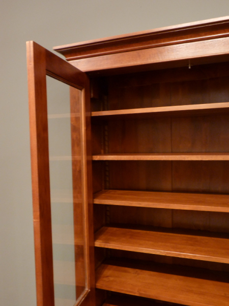 Massivholz Bücherschränke nach Maß, zweitüriger Bücherschrank, massiv Erle, Nussbaum gebeizt