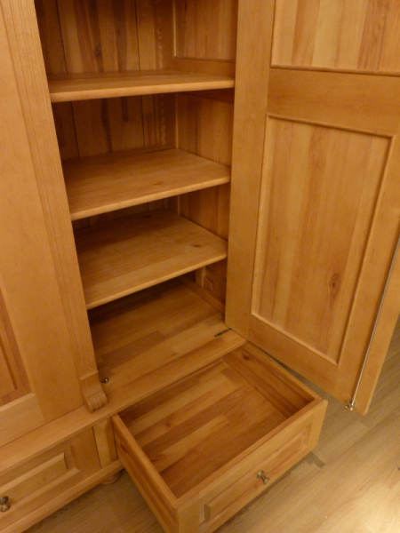 Massivholz Schränke nach Maß, dreitüriger Kleiderschrank im Gründerzeitstil