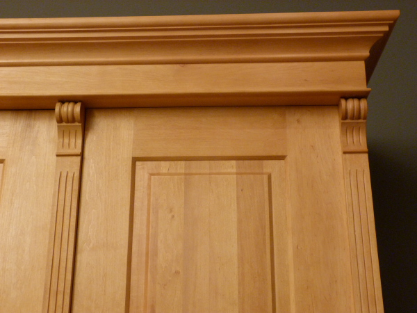 Massivholz Schränke nach Maß, dreitüriger Kleiderschrank im Gründerzeitstil