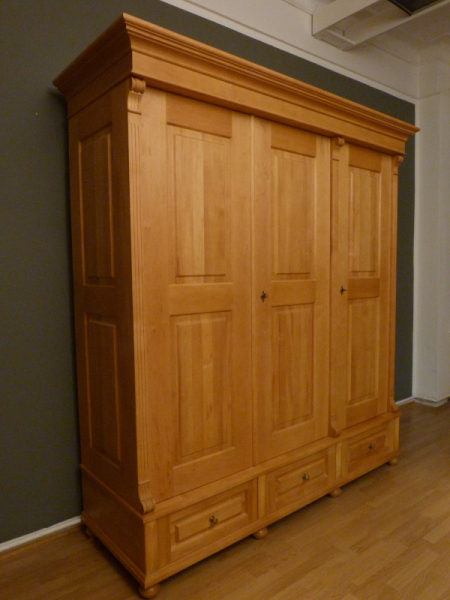 Massivholz Schränke nach Maß, dreitüriger Kleiderschrank im Gründerzeitstil