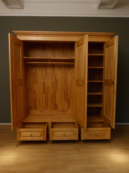 Massivholz Schränke nach Maß, dreitüriger Kleiderschrank im Gründerzeitstil