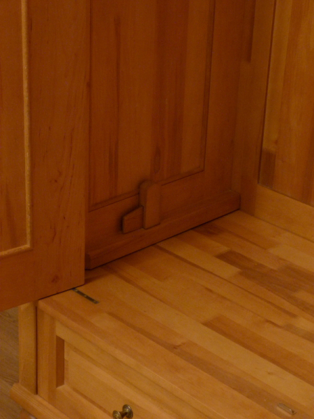 Massivholz Schränke nach Maß, dreitüriger Kleiderschrank im Gründerzeitstil